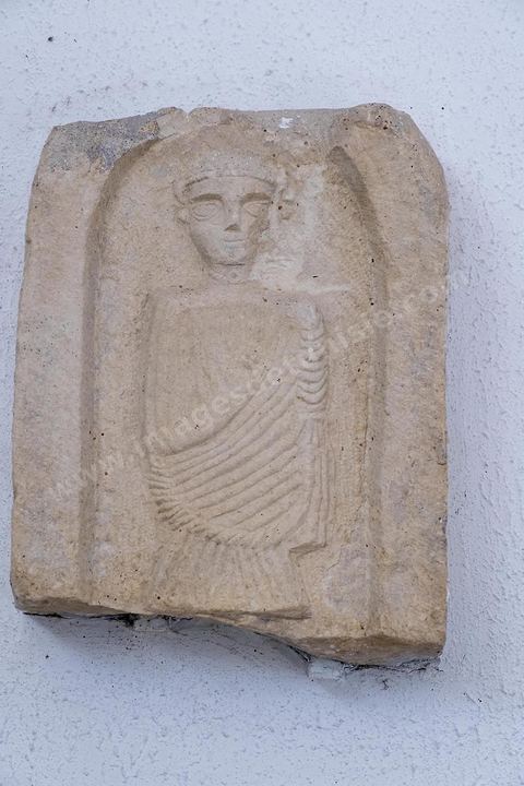 Musée archéologique sur le site archéologique de Makthar, vestige de l'antique Mactaris, au centre-ouest de la Tunisie, est situé à Makthar, ville sur la bordure nord de la dorsale tunisienne.Le site est l'un des plus étendus du pays, et une grande partie n'a pas encore fait l'objet de recherches archéologiques. Outre les nombreux vestiges qu'il abrite au sein d'un parc archéologique comme le forum, les thermes, la schola des Juvenes, ... un petit musée présente diverses pièces archéologiques trouvées sur le site.