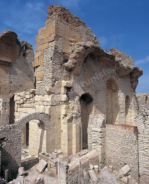 Les grands thermes du sud sur le site archéologique de Makthar, vestige de l'antique Mactaris, au centre-ouest de la Tunisie, est situé à Makthar, ville sur la bordure nord de la dorsale tunisienne.Le site est l'un des plus étendus du pays, et une grande partie n'a pas encore fait l'objet de recherches archéologiques. Outre les nombreux vestiges qu'il abrite au sein d'un parc archéologique comme le forum, les thermes, la schola des Juvenes, ... un petit musée présente diverses pièces archéologiques trouvées sur le site.
