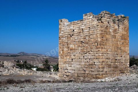 Forteresse byzantine de forme trapézoidale, la citadelle comporte cinq tours carrées. Dans le modeste village de Aïn Tounga se trouve le site archéologique antique de l'ancienne Thignica, municipe romain  du début du IIIème siècle.