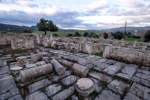 Site archéologique romain et byzantin de Aïn Tounga, anciennement Thignica, se situe à une vingtaine de km de Dougga. il est un des nombreux exemples de grands sites archéologiques en Tunisie qui ne bénéficie d'aucune protection, au milieu d'un village ce site n'est ni cloturé, ni gardé et donc menancé de dégradations et de disparition. 