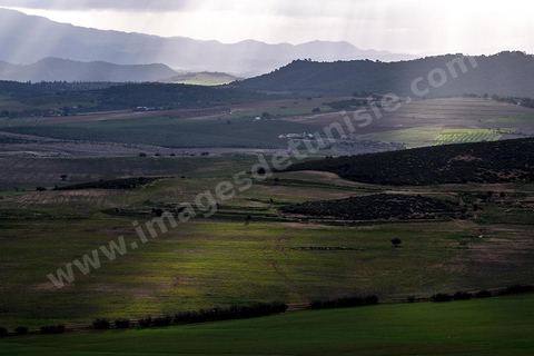 Site archéologique romain et byzantin de Aïn Tounga, anciennement Thignica, se situe à une vingtaine de km de Dougga. il est un des nombreux exemples de grands sites archéologiques en Tunisie qui ne bénéficie d'aucune protection, au milieu d'un village ce site n'est ni cloturé, ni gardé et donc menancé de dégradations et de disparition. 