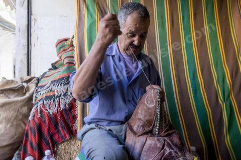 dans la medina de Béja, un des derniers artisans du cuir et des selles de fantasia.