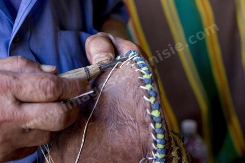 dans la medina de Béja, un des derniers artisans du cuir et des selles de fantasia.
