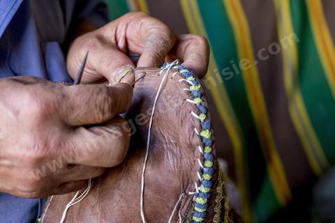 dans la medina de Béja, un des derniers artisans du cuir et des selles de fantasia.