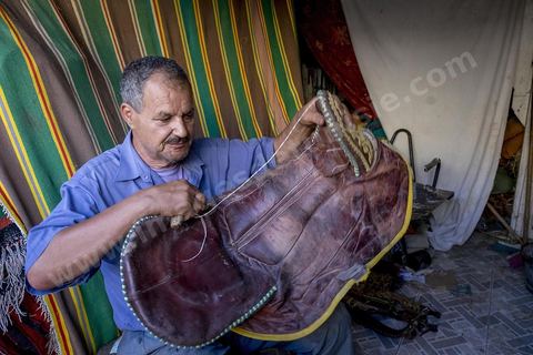 dans la medina de Béja, un des derniers artisans du cuir et des selles de fantasia.