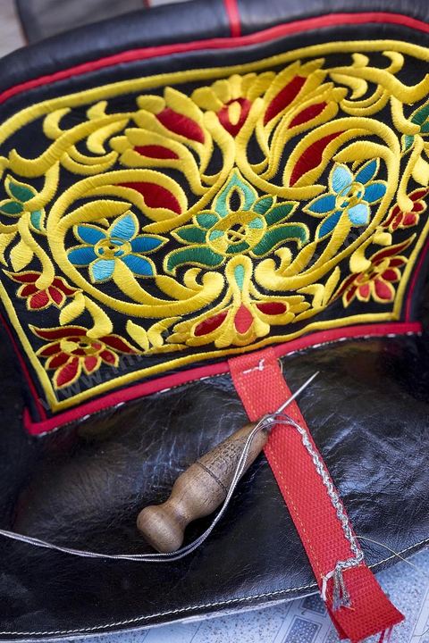 dans la medina de Béja, un des derniers artisans du cuir et des selles de fantasia.
