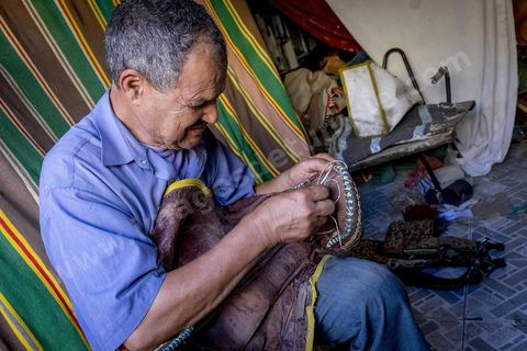 dans la medina de Béja, un des derniers artisans du cuir et des selles de fantasia.