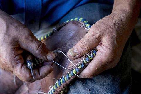 dans la medina de Béja, un des derniers artisans du cuir et des selles de fantasia.