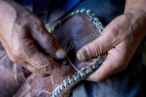 dans la medina de Béja, un des derniers artisans du cuir et des selles de fantasia.