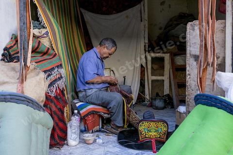 dans la medina de Béja, un des derniers artisans du cuir et des selles de fantasia.