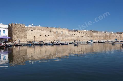 Rempart de la medina de Bizerte au bord du vieux port de pêche.