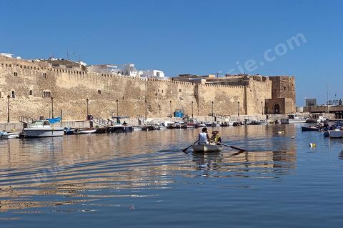 Rempart de la medina de Bizerte au bord du vieux port de pêche.