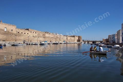 Rempart de la medina de Bizerte au bord du vieux port de pêche.