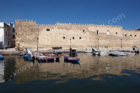 Rempart de la medina de Bizerte au bord du vieux port de pêche.