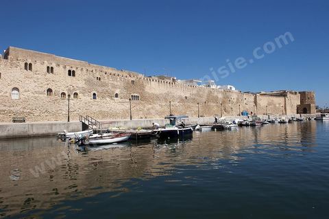 Rempart de la medina de Bizerte au bord du vieux port de pêche.