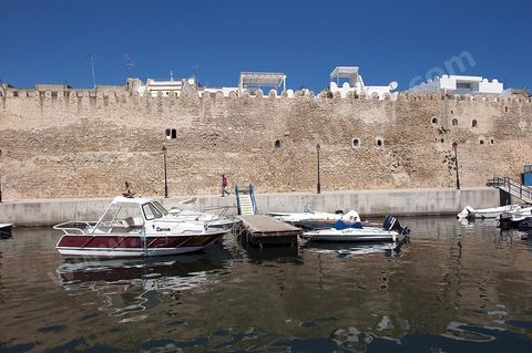 Rempart de la medina de Bizerte au bord du vieux port de pêche.
