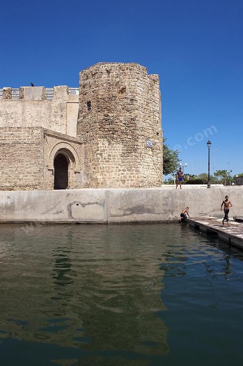 Rempart de la medina de Bizerte au bord du vieux port de pêche.