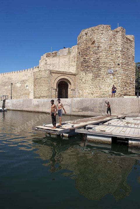 Rempart de la medina de Bizerte au bord du vieux port de pêche.