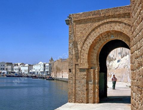 Rempart de la medina de Bizerte au bord du vieux port de pêche.