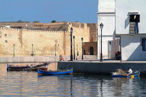 Rempart de la medina de Bizerte au bord du vieux port de pêche.