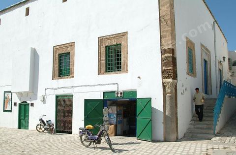 façade arriere de la garnde mosquée de Bizerte