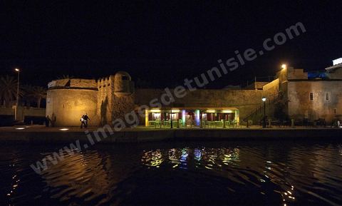 Rempart de la medina de Bizerte au bord du vieux port de pêche.