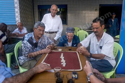Partie de dominos au café à Bizerte