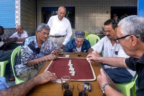 Partie de dominos au café à Bizerte