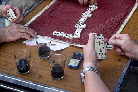 Partie de dominos au café à Bizerte