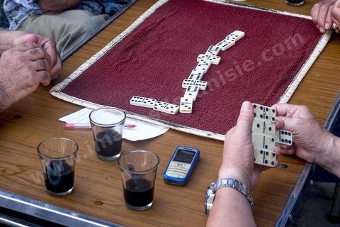 Partie de dominos au café à Bizerte