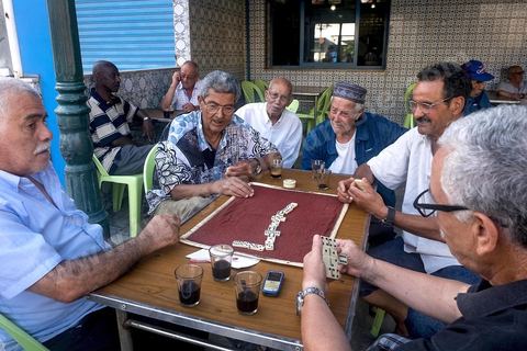 Partie de dominos au café à Bizerte