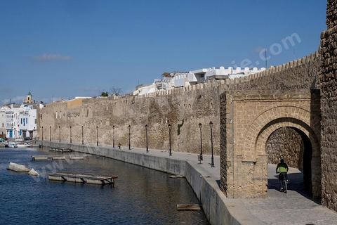 Kasbah et remparts de la medina de Bizerte à l'entrée du vieux port