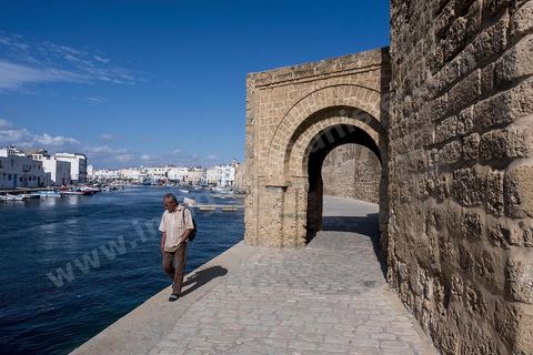 Kasbah et remparts de la medina de Bizerte à l'entrée du vieux port