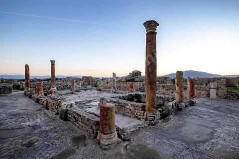 Peristyle au Rez de Chaussée de la Maison de la Chasse dans le quartier d'habitations sur le site archéologique romain de Bulla Régia, dans le nord ouest de la Tunisie.