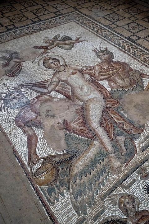 Pavement de mosaïque de Amphitrite dans le peristyle du sous-sol de la Maison d'Amphitrite dans le quartier d'habitations sur le site archéologique romain de Bulla Régia, dans le nord ouest de la Tunisie.