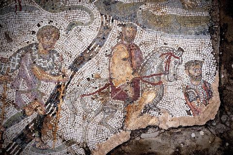 Détails de mosaïques représentant des scènes de chasse dasn la  Maison de la Chasse dans le quartier d'habitations sur le site archéologique romain de Bulla Régia, dans le nord ouest de la Tunisie.