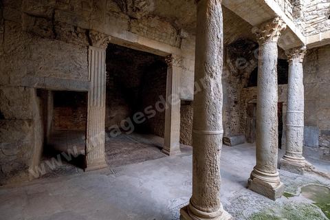 Péristyle et pièces au sous sol de la Maison de la Chasse dans le quartier d'habitations sur le site archéologique romain de Bulla Régia, dans le nord ouest de la Tunisie.
