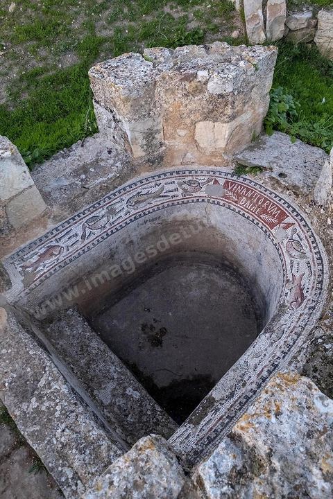 Cuve baptismale sur le site archéologique romain de Bulla Régia, dans le nord ouest de la Tunisie.