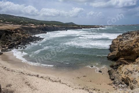 Après le cap Ras Angela, une fois engagèe sur cette piste qui longe la mer, c'est une succession sur près de 10 km de criques rocheuses surplombant la mer et protégeant des plages de sables blanc : Cap Sloumka, Cap Hmem, Cap Sidi Bechir, ... sont les quelques lieux à décourvrir pour sa nature, sa beauté, sa fraîcheur estivale et ses immenses plages de sables fins.