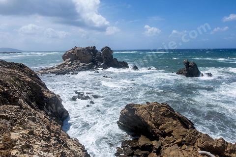 Après le cap Ras Angela, une fois engagèe sur cette piste qui longe la mer, c'est une succession sur près de 10 km de criques rocheuses surplombant la mer et protégeant des plages de sables blanc : Cap Sloumka, Cap Hmem, Cap Sidi Bechir, ... sont les quelques lieux à décourvrir pour sa nature, sa beauté, sa fraîcheur estivale et ses immenses plages de sables fins.