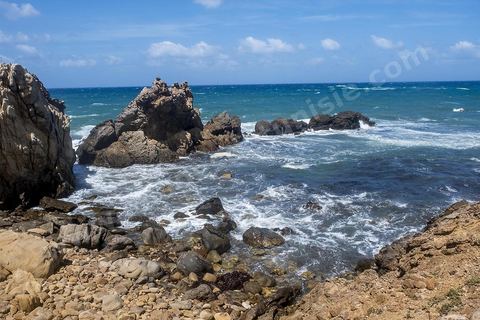 Après le cap Ras Angela, une fois engagèe sur cette piste qui longe la mer, c'est une succession sur près de 10 km de criques rocheuses surplombant la mer et protégeant des plages de sables blanc : Cap Sloumka, Cap Hmem, Cap Sidi Bechir, ... sont les quelques lieux à décourvrir pour sa nature, sa beauté, sa fraîcheur estivale et ses immenses plages de sables fins.
