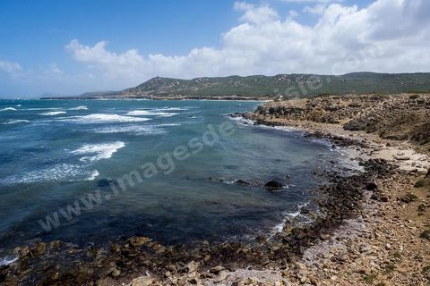 Après le cap Ras Angela, une fois engagèe sur cette piste qui longe la mer, c'est une succession sur près de 10 km de criques rocheuses surplombant la mer et protégeant des plages de sables blanc : Cap Sloumka, Cap Hmem, Cap Sidi Bechir, ... sont les quelques lieux à décourvrir pour sa nature, sa beauté, sa fraîcheur estivale et ses immenses plages de sables fins.