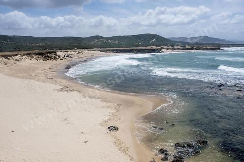 Après le cap Ras Angela, une fois engagèe sur cette piste qui longe la mer, c'est une succession sur près de 10 km de criques rocheuses surplombant la mer et protégeant des plages de sables blanc : Cap Sloumka, Cap Hmem, Cap Sidi Bechir, ... sont les quelques lieux à décourvrir pour sa nature, sa beauté, sa fraîcheur estivale et ses immenses plages de sables fins.