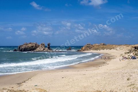 Après le cap Ras Angela, une fois engagèe sur cette piste qui longe la mer, c'est une succession sur près de 10 km de criques rocheuses surplombant la mer et protégeant des plages de sables blanc : Cap Sloumka, Cap Hmem, Cap Sidi Bechir, ... sont les quelques lieux à décourvrir pour sa nature, sa beauté, sa fraîcheur estivale et ses immenses plages de sables fins.