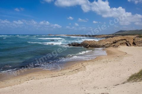 Après le cap Ras Angela, une fois engagèe sur cette piste qui longe la mer, c'est une succession sur près de 10 km de criques rocheuses surplombant la mer et protégeant des plages de sables blanc : Cap Sloumka, Cap Hmem, Cap Sidi Bechir, ... sont les quelques lieux à décourvrir pour sa nature, sa beauté, sa fraîcheur estivale et ses immenses plages de sables fins.