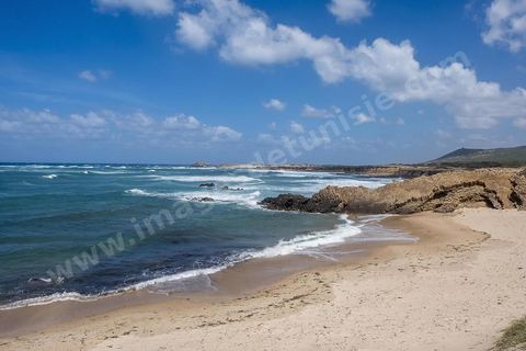 Après le cap Ras Angela, une fois engagèe sur cette piste qui longe la mer, c'est une succession sur près de 10 km de criques rocheuses surplombant la mer et protégeant des plages de sables blanc : Cap Sloumka, Cap Hmem, Cap Sidi Bechir, ... sont les quelques lieux à décourvrir pour sa nature, sa beauté, sa fraîcheur estivale et ses immenses plages de sables fins.