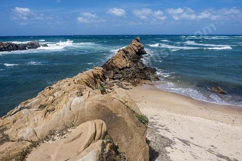 Après le cap Ras Angela, une fois engagèe sur cette piste qui longe la mer, c'est une succession sur près de 10 km de criques rocheuses surplombant la mer et protégeant des plages de sables blanc : Cap Sloumka, Cap Hmem, Cap Sidi Bechir, ... sont les quelques lieux à décourvrir pour sa nature, sa beauté, sa fraîcheur estivale et ses immenses plages de sables fins.