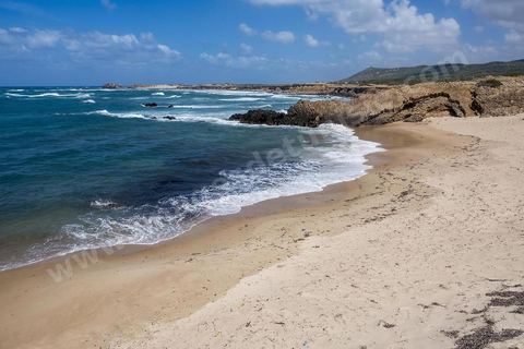 Après le cap Ras Angela, une fois engagèe sur cette piste qui longe la mer, c'est une succession sur près de 10 km de criques rocheuses surplombant la mer et protégeant des plages de sables blanc : Cap Sloumka, Cap Hmem, Cap Sidi Bechir, ... sont les quelques lieux à décourvrir pour sa nature, sa beauté, sa fraîcheur estivale et ses immenses plages de sables fins.
