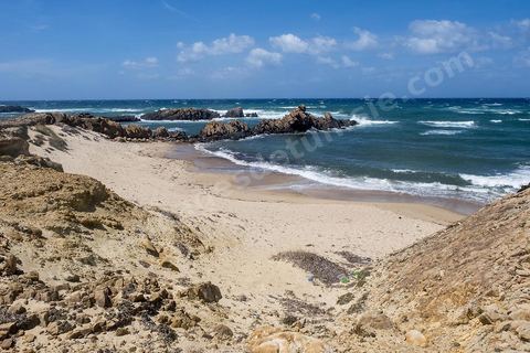 Après le cap Ras Angela, une fois engagèe sur cette piste qui longe la mer, c'est une succession sur près de 10 km de criques rocheuses surplombant la mer et protégeant des plages de sables blanc : Cap Sloumka, Cap Hmem, Cap Sidi Bechir, ... sont les quelques lieux à décourvrir pour sa nature, sa beauté, sa fraîcheur estivale et ses immenses plages de sables fins.