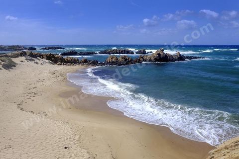 Après le cap Ras Angela, une fois engagèe sur cette piste qui longe la mer, c'est une succession sur près de 10 km de criques rocheuses surplombant la mer et protégeant des plages de sables blanc : Cap Sloumka, Cap Hmem, Cap Sidi Bechir, ... sont les quelques lieux à décourvrir pour sa nature, sa beauté, sa fraîcheur estivale et ses immenses plages de sables fins.